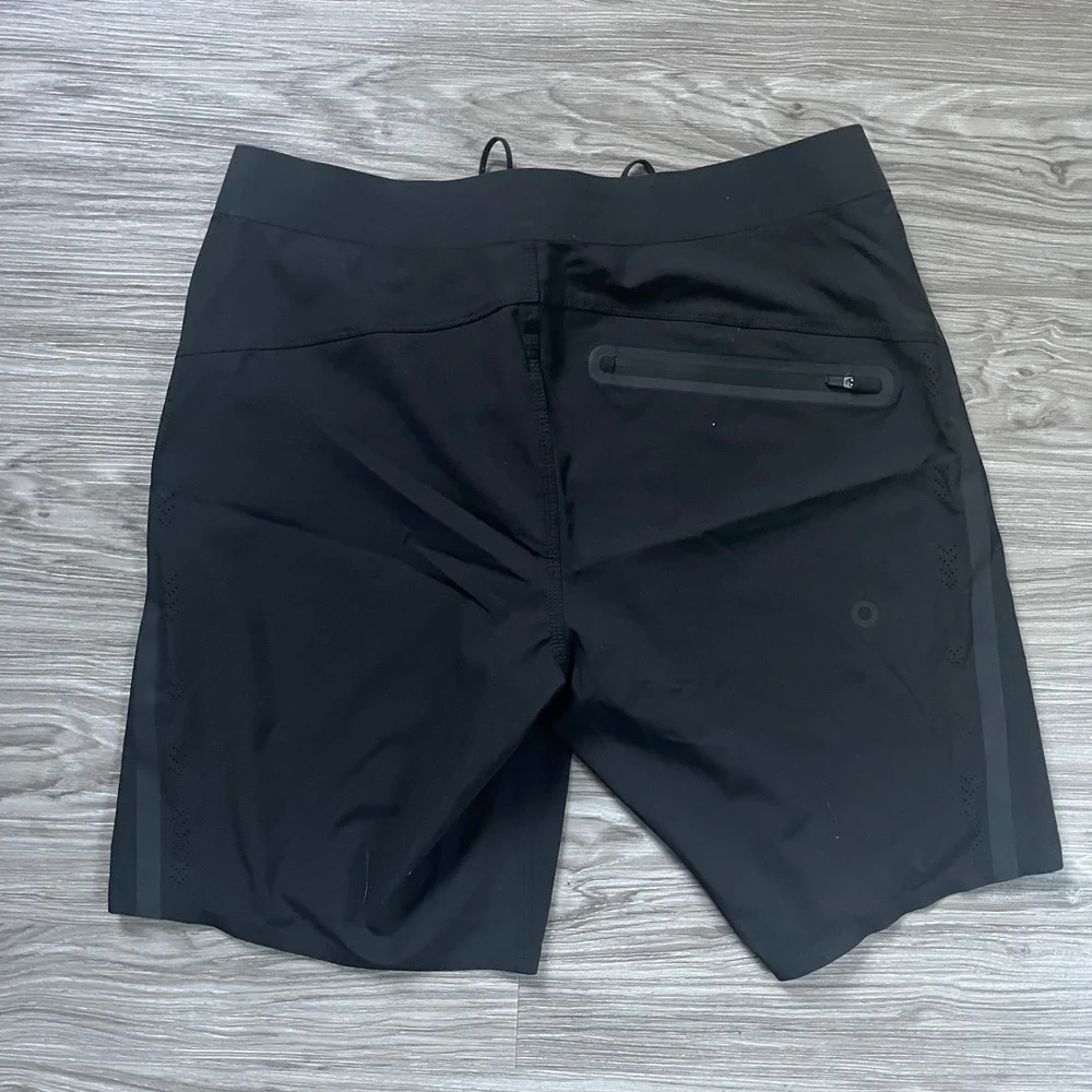 Vuori Cruise Boardshorts Mens 28 Black Recycled Stretch Surf Swim Shorts V3017